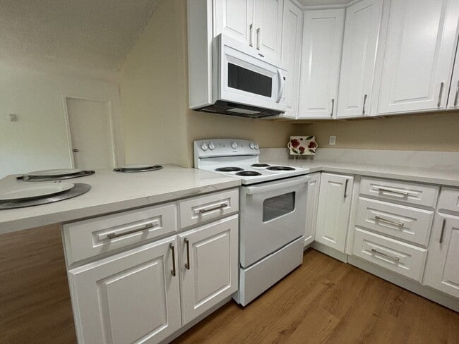 Building Photo - Casa De Helix La Mesa, Brand New Kitchen, w/d