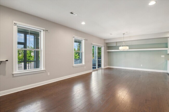 Foto del edificio - New Townhome Located at The Canal District...