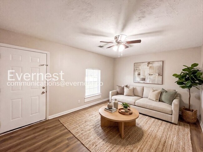 Building Photo - 3 Bed, 2 Bath Home with Garage / Pet-Friendly /  Available Now!