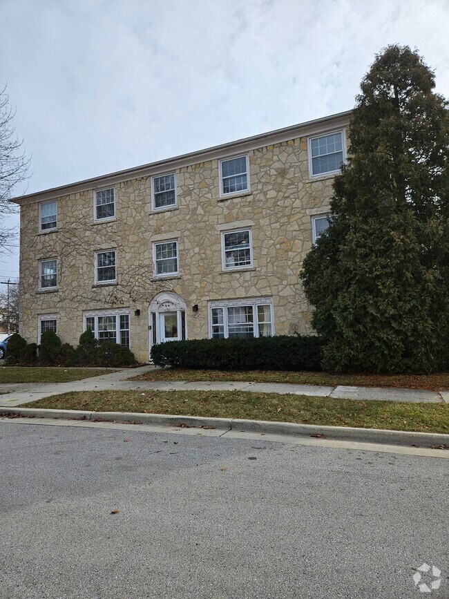 Palo Alto Apartments for Rent with Hardwood Floors Shorewood, WI 2