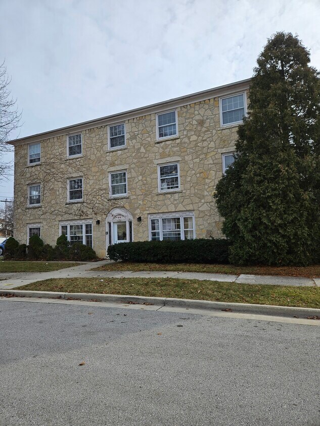 4304 N Sheffield Ave Unit 6, Shorewood, WI 53211 Apartments in