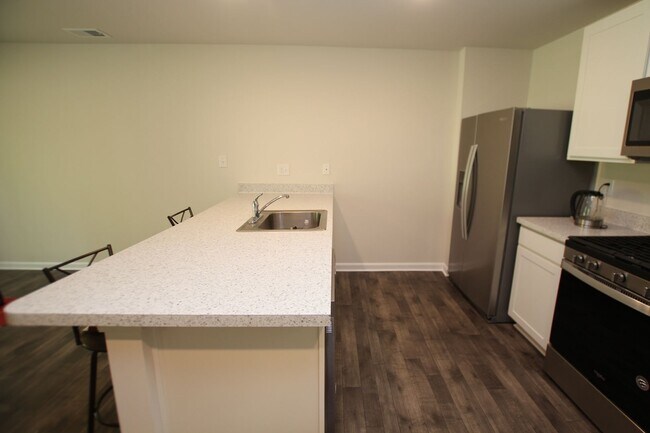 Building Photo - Slingle level living, close to the beach, ...