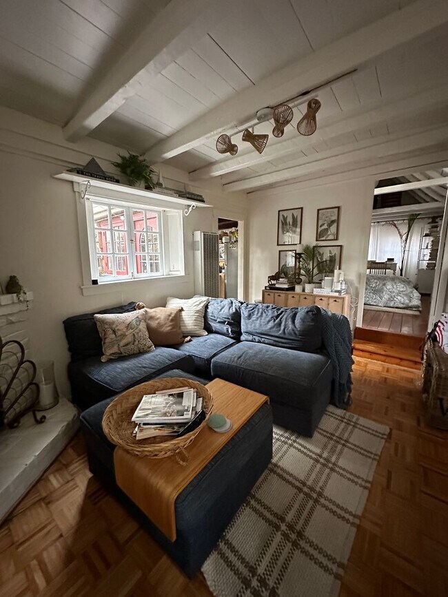 Building Photo - Historic 1 Bed, 1 Bath Guest Cottage Bocks...