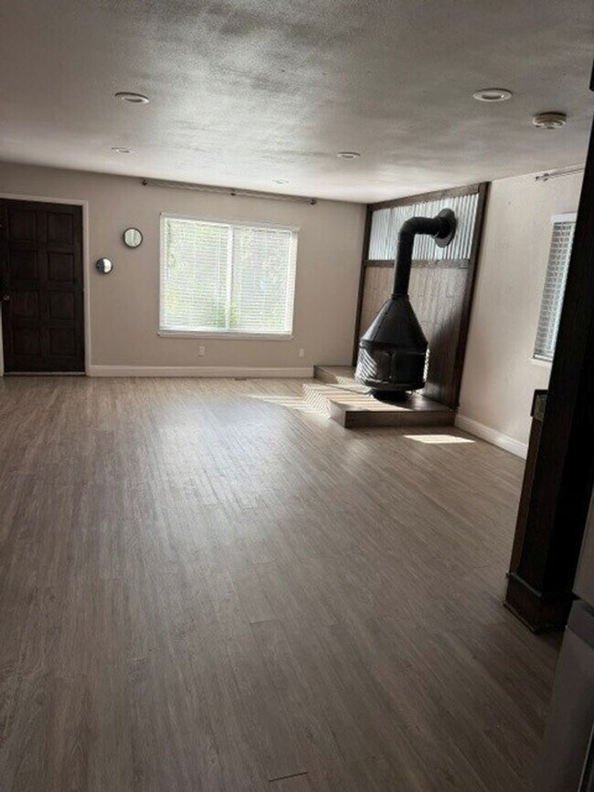 Foto del edificio - Lovely sunny corner lot unit available now and pet friendly!! Call to inquire today.