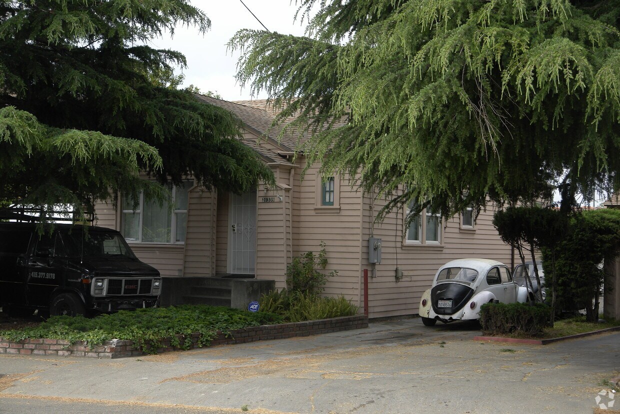Foto del edificio - 21243-21339 Meekland Ave