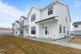 Building Photo - 2972 Huntshire Ave