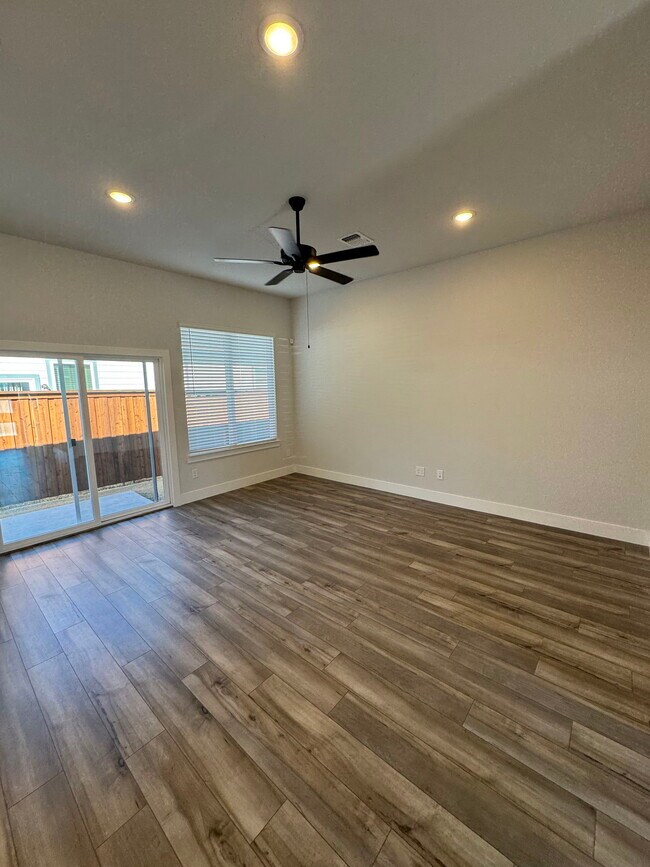 Foto del edificio - 700 N William E Crawford Ave