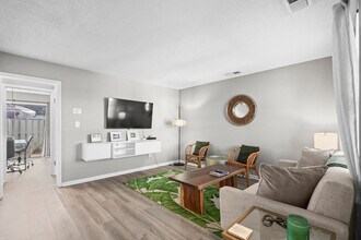 Building Photo - 405 13th Ave S