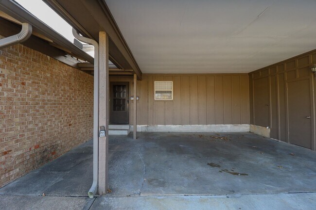 Building Photo - NO PETS ALLOWED Wonderful 2 bedroom, 2 bath duplex unit has been recently renovated. Quiet midtow...
