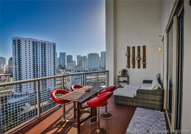Foto del edificio - 10 SW South River Dr