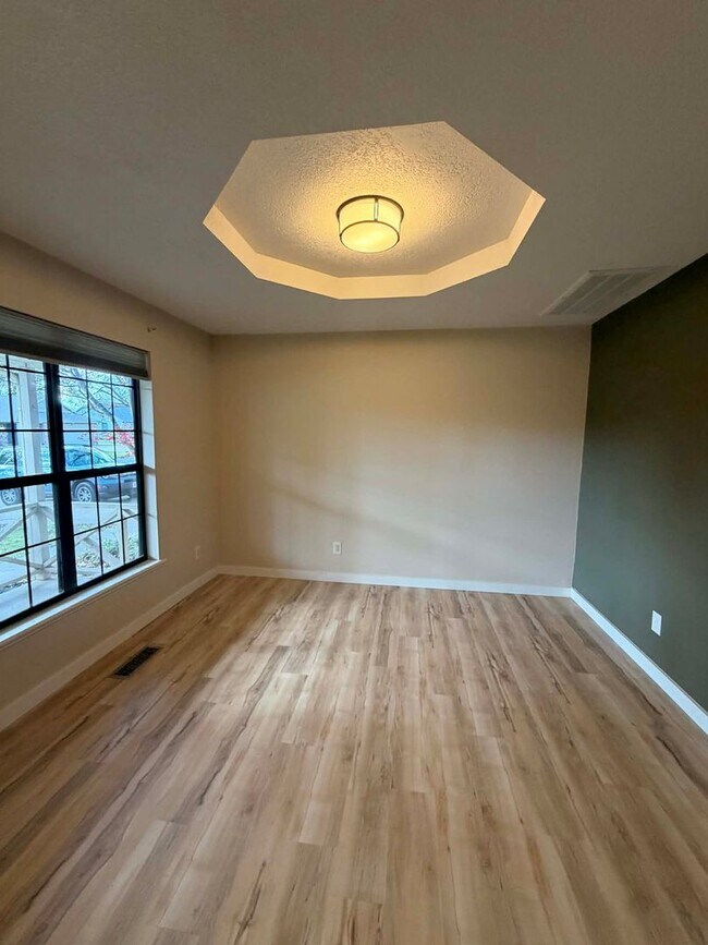 Foto del edificio - COMING SOON: COMFORT MEETS STYLE IN THIS SPACIOUS BEAUTIFUL 3 BEDROOM / 2 BATHROOM WITH XTRA ROOM...