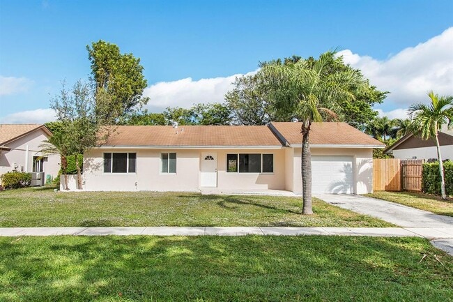 Building Photo - 9611 Saddlebrook Dr