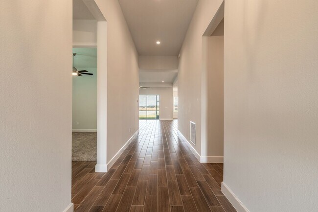 Foto del edificio - Like new home in Mosaic subdivision. 3 car garage