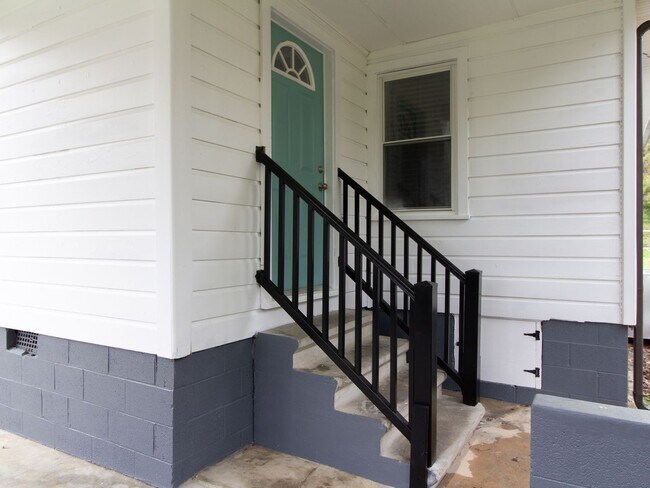 Building Photo - Newly renovated home in Burlington NC