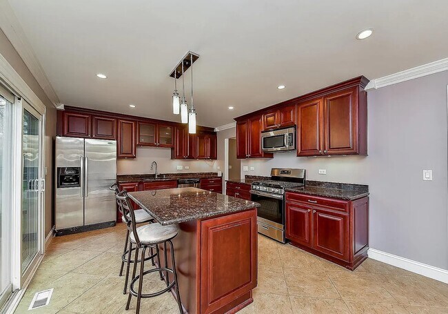 Building Photo - 6S359 Greenwich Ct