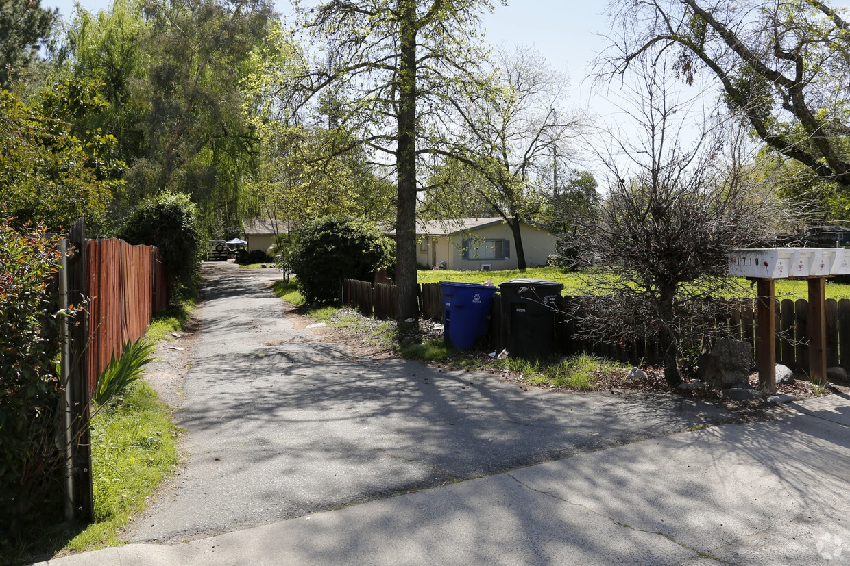 Building Photo - Kenwood Fourplex