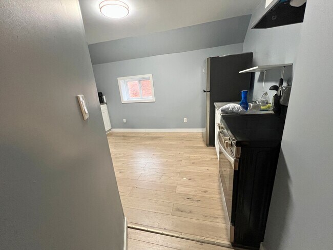 Building Photo - 129 Colborne St