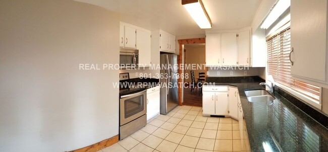 Foto del edificio - December Rent FREE!!! Charming 3-Bedroom D...