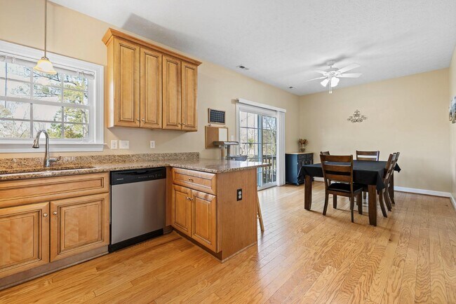 Foto del edificio - 323 Fox Hill Rd