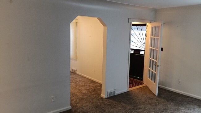 Foto del edificio - 3 bedroom 1 bathroom on the Westside NOW A...