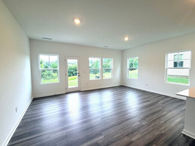 Foto del edificio - ~~ Luxurious End Unit 3-bedroom Townhome ~~