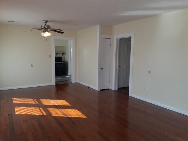 Foto del edificio - 7811 Lehman Rd
