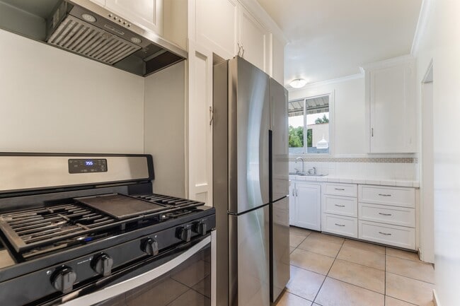 Building Photo - 1454 E Chevy Chase Dr