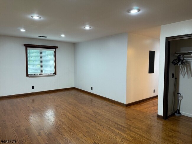 Building Photo - 52 Heckel St