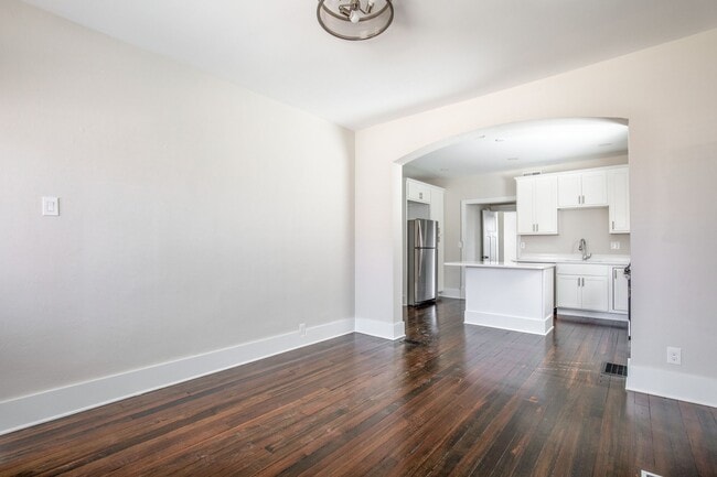 Building Photo - Charming Renovation in the HEART of DOGTOWN!