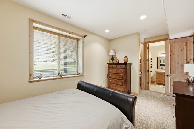 Building Photo - 3023 Lower Saddleback Rd