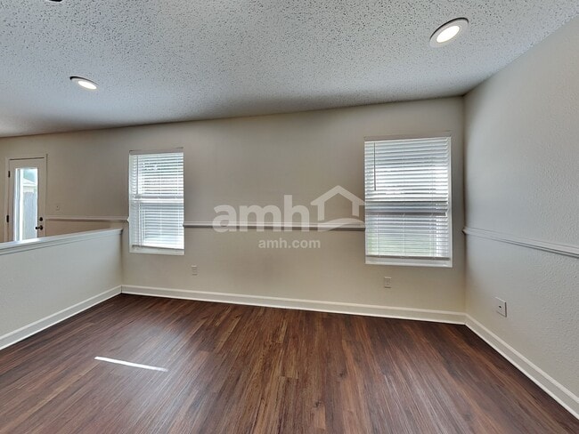 Foto del edificio - 12483 Old Pond Rd