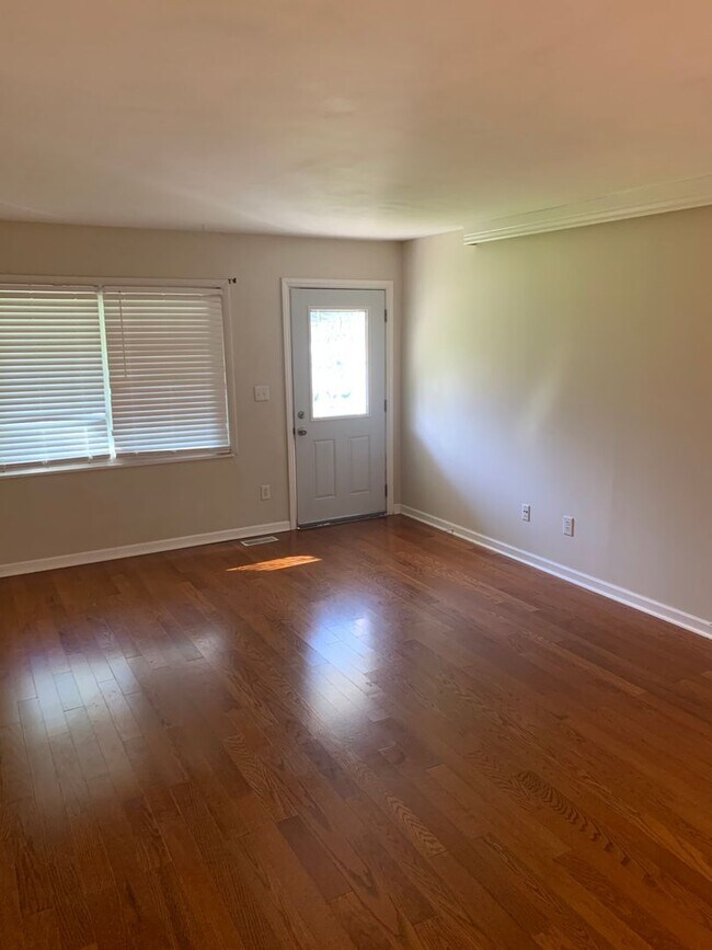 Building Photo - ** February 2025** 3 Bedroom - 1.5 Bath wi...