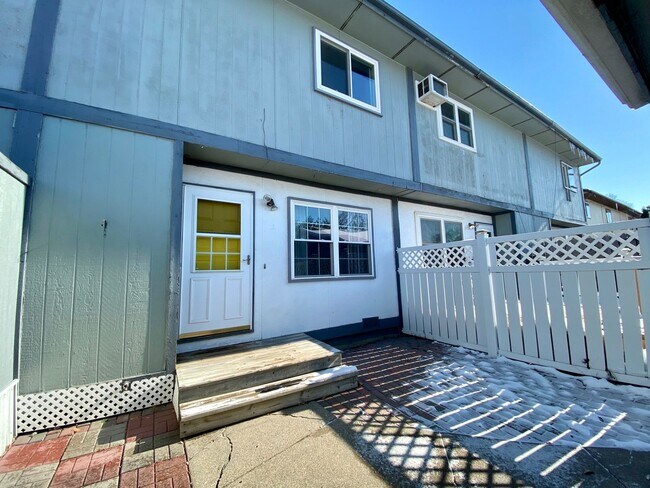 Foto del edificio - 3 Bed 1 Bath Townhome - 1 MONTH FREE ON SIGNED 15 MONTH LEASE!