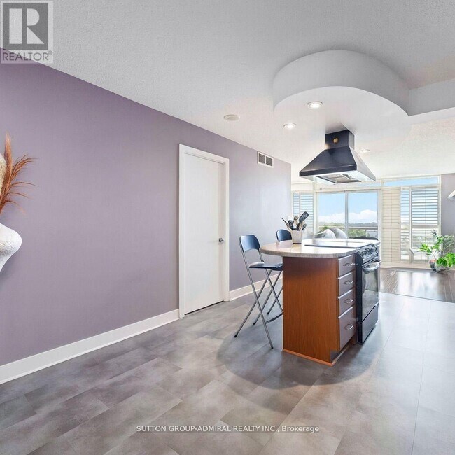 Building Photo - 550 Queens Quay W