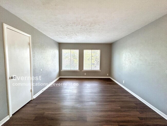 Foto del edificio - 810 Bellevue Rd