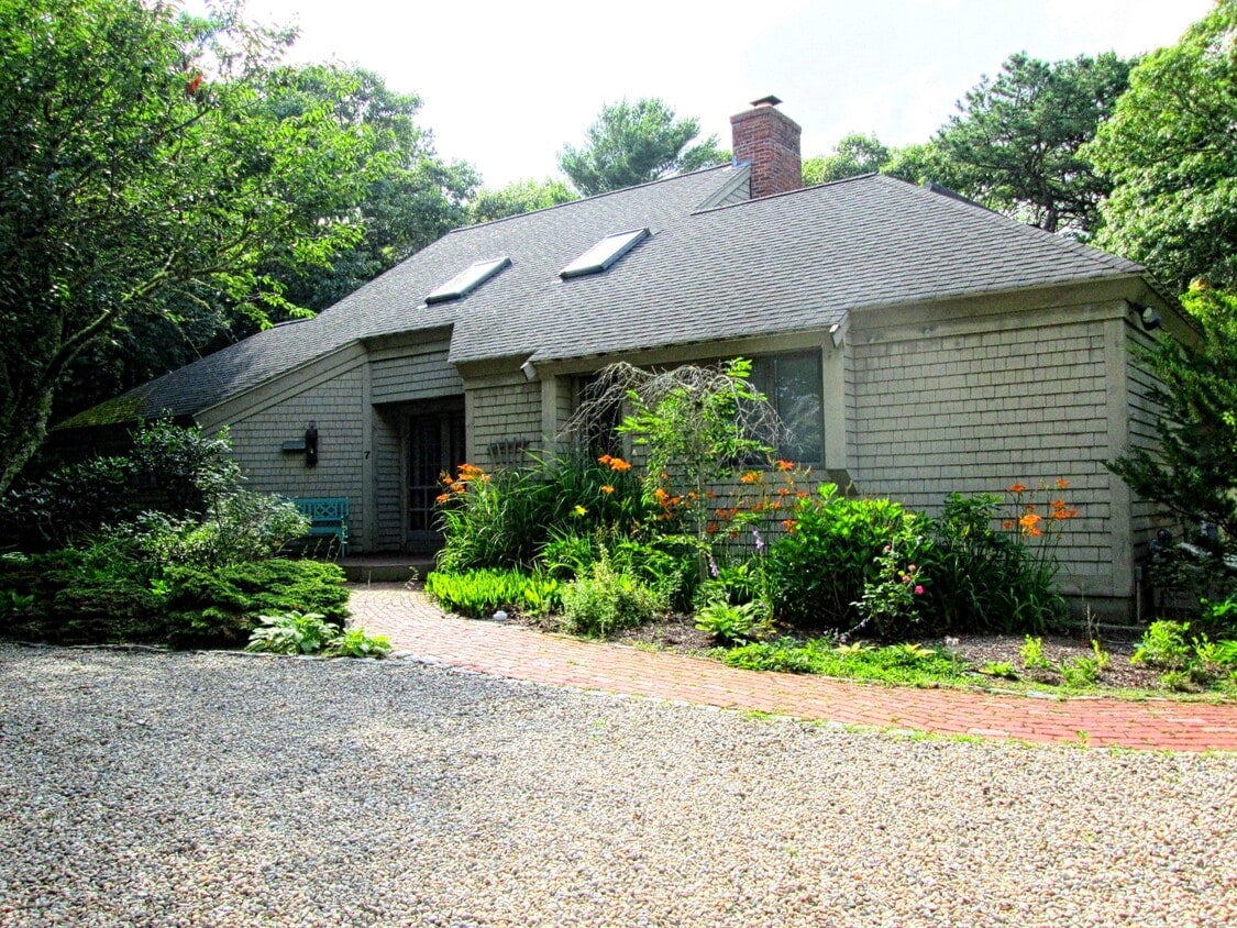 Primary Photo - 7 Glenneagle Dr