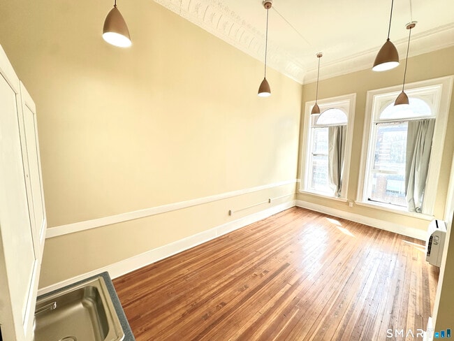 Building Photo - 105 Bank St