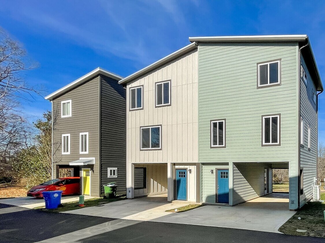 Primary Photo - Beautiful, Newer-Construction Compact Cott...