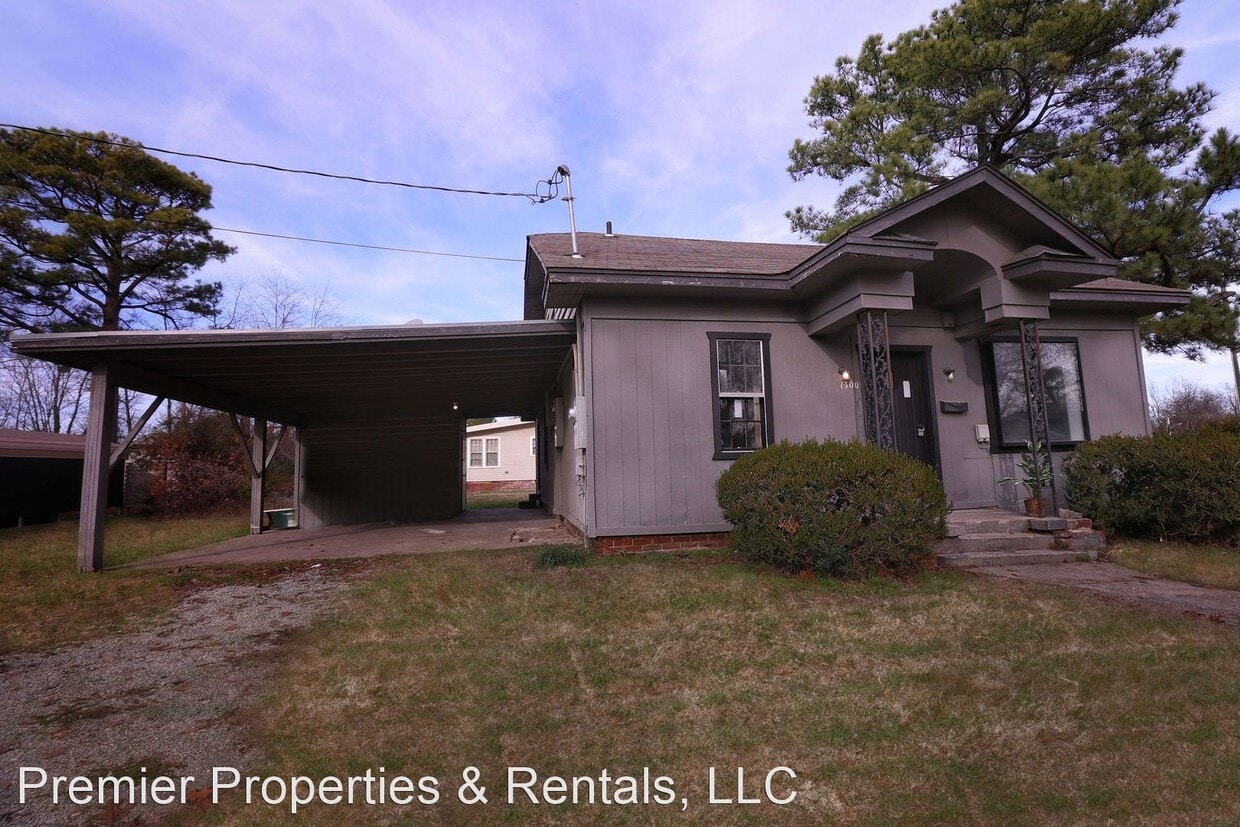 2 br, 1 bath House 1300 W Washington Ave House Rental in Jonesboro