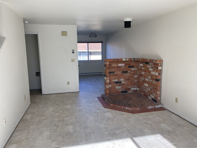 Building Photo - 2 Bedroom Unit in Newport!