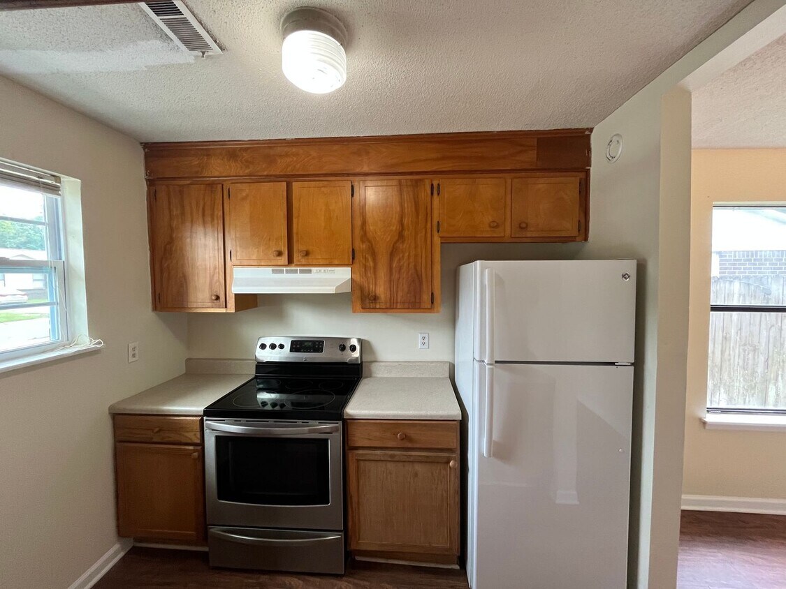 Building Photo - AVAILABLE NOW! Cute 2 bedroom duplex in co...