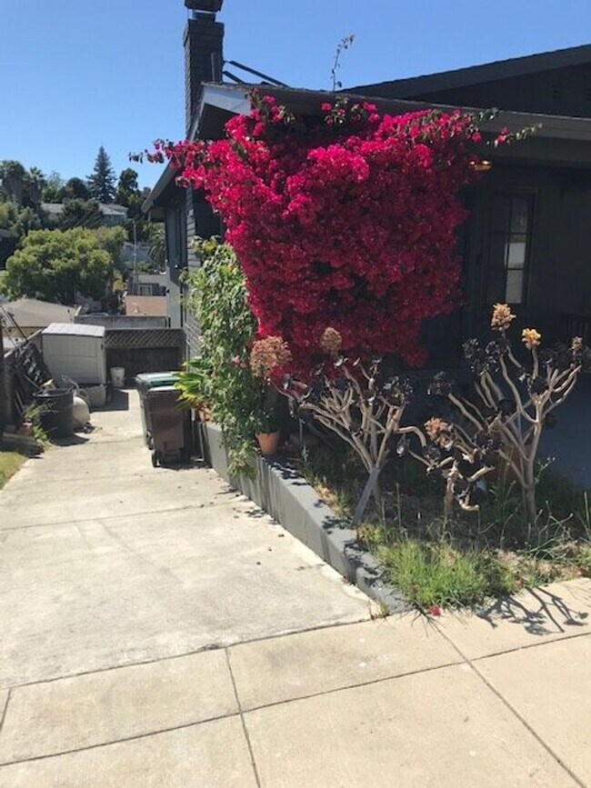 Building Photo - 2 Bd, 2 Bath House