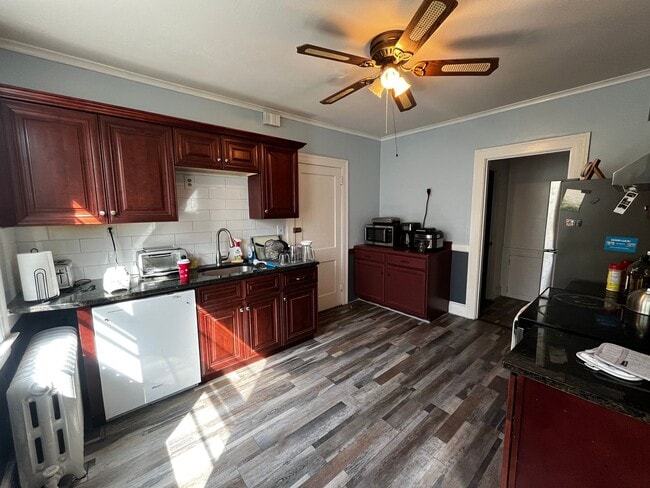 Building Photo - 1st Floor Apartment in Ideal West Hartford...