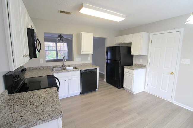 Photo - 3 Bedroom Home with a 1 Car garage!