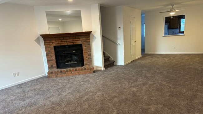 Sala de estar con alfombra nueva y luz natural. - 905 Park Pl NE