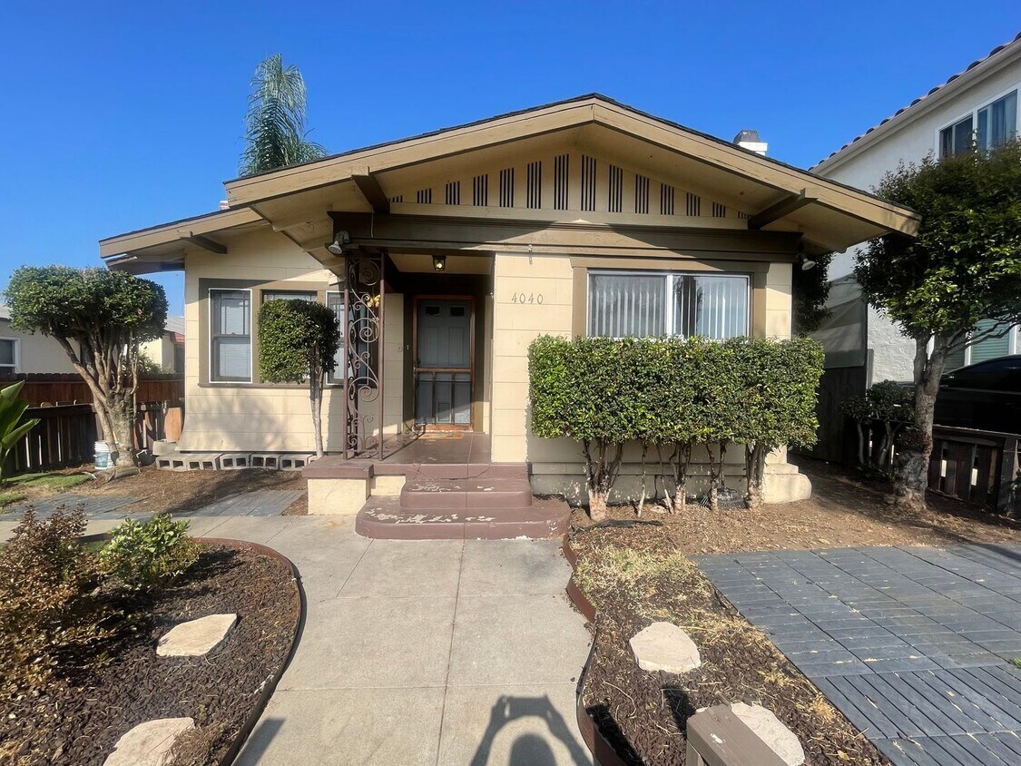 Primary Photo - Charming 2 bd House