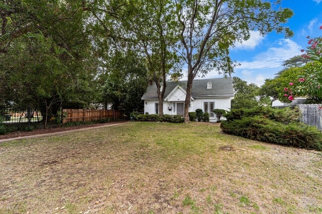Building Photo - Beautiful Home