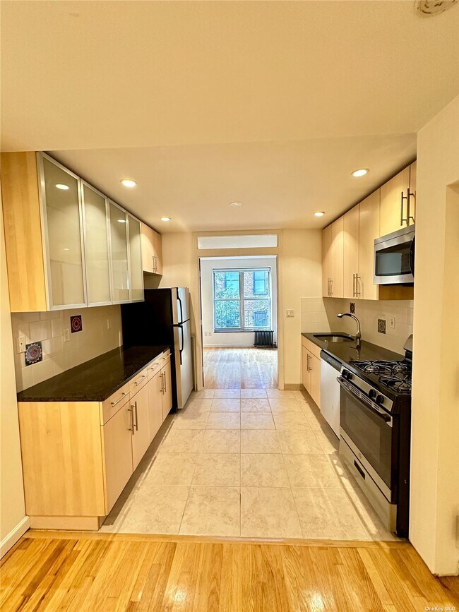 Building Photo - 528 W 46th St