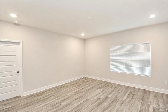 Building Photo - 530 Bridle Way