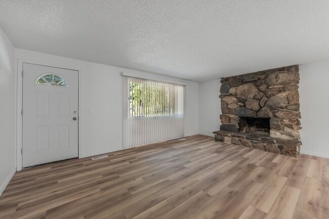 Building Photo - New Remodel 2 bed 1 bath (partial finished...